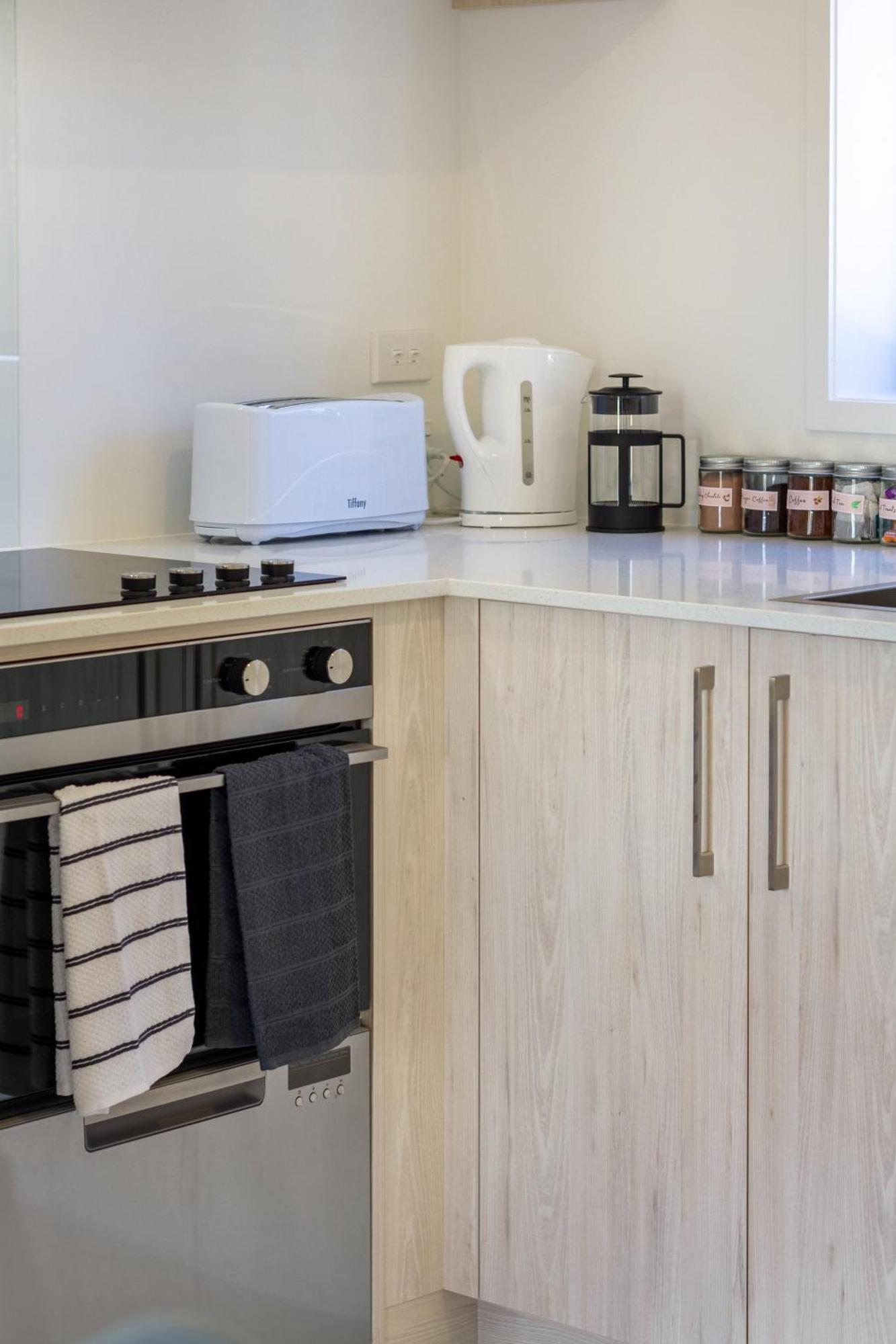 Conveniently Located 2Br Townhouse In West Akl Lejlighed Auckland Eksteriør billede